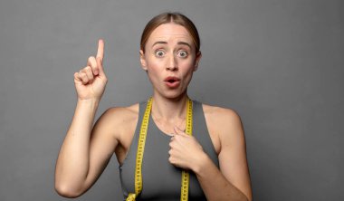 Gururlu ve şaşırmış hissediyorum, özgüvenimi gösteriyorum, başarılı bir numara gibi hissediyorum. fitness konsepti