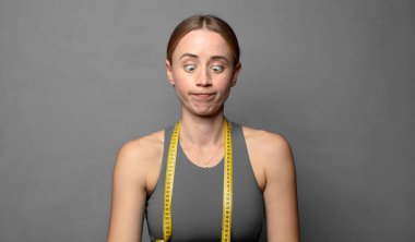 Stresli, mutsuz ve hayal kırıklığına uğramış hissediyorum. Alnıma dokunuyor ve şiddetli baş ağrısı çekiyorum. fitness konsepti