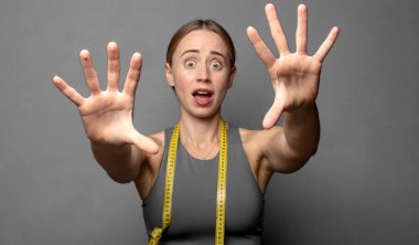 Sersemlemiş ve korkmuş hissediyorum. Korkutucu bir şeyden korkuyorum. Ellerim açık ve uzak dur diyorum. fitness konsepti