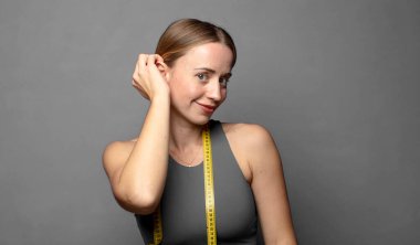 Neşeli ve gelişigüzel gülümseyen, olumlu, mutlu ve kendinden emin bir bakışla göğüs göğüse duran. fitness konsepti