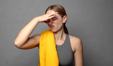 İğrenç ve nahoş bir kokuyu koklamamak için burnumu tutuyordum. fitness konsepti