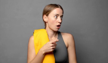 Şaşırmış ve şaşırmış hissediyorum. Şaşırmış ve ağzı açık bir şekilde hayranlıkla yukarı bakıyor. fitness konsepti