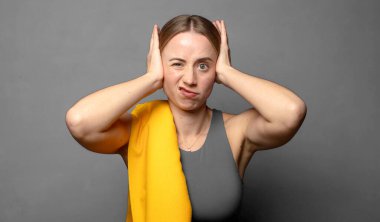 Hayal kırıklığına uğramış ve sinirlenmiş, başarısızlıktan bıkmış, sıkıcı işlerden bıkmış hissediyorum. fitness konsepti