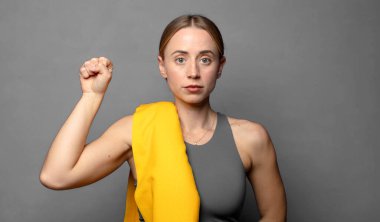 Ciddi, güçlü ve isyankar hissetmek, yumruk kaldırmak, protesto etmek ya da devrim için savaşmak. fitness konsepti