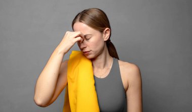 Stresli, mutsuz ve hayal kırıklığına uğramış hissediyorum. Alnıma dokunuyor ve şiddetli baş ağrısı çekiyorum. fitness konsepti