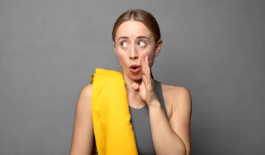 Şok olmuş ve şaşkınlık içindeyim. Ağzım sonuna kadar açıkken inanmamazlıktan geliyorum. fitness konsepti