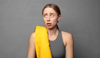 Şaşırmış ve şaşırmış hissediyorum. Şaşırmış ve ağzı açık bir bakışla bir yandan da boşluğu kopyalamak istiyorum. fitness konsepti