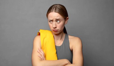 Hoşnutsuz ve hayal kırıklığına uğramış hissediyorum, ciddi görünüyor, kızgın ve çapraz kollara kızgın. fitness konsepti