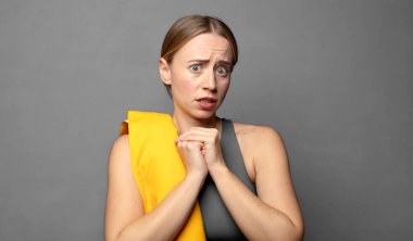 Endişeli, stresli, endişeli ve korkmuş, panikleyen ve dişlerini sıkan. fitness konsepti