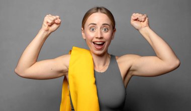 Mutlu, tatmin olmuş ve güçlü hissediyorum, kaslı ve formda, spor salonundan sonra güçlü görünüyor. fitness konsepti