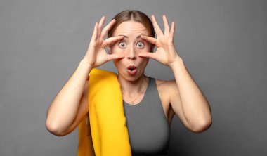 Sana göz kulak olmak, güvenmemek, izlemek, tetikte ve tetikte olmak. fitness konsepti