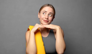 Düşünceli hissetmek, merak etmek ya da hayal etmek, hayal kurmak ve kopya alanı aramak. fitness konsepti