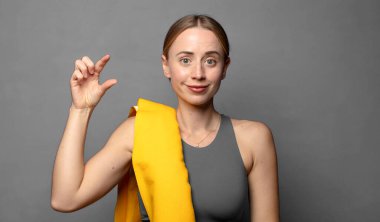 Bir nesneyi tutmak, göstermek, sunmak ya da küçük bir şeyin reklamını yapmak. fitness konsepti