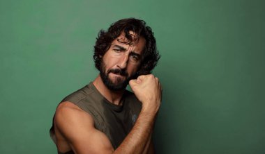 Genç, sakallı bir adam. fitness konsepti