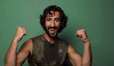 Genç, sakallı bir adam. fitness konsepti