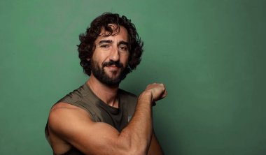 Genç, sakallı bir adam. fitness konsepti
