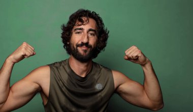 Genç, sakallı bir adam. fitness konsepti