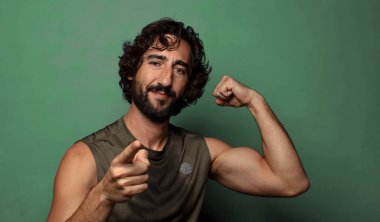 Genç, sakallı bir adam. fitness konsepti