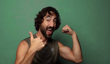 Genç, sakallı bir adam. fitness konsepti