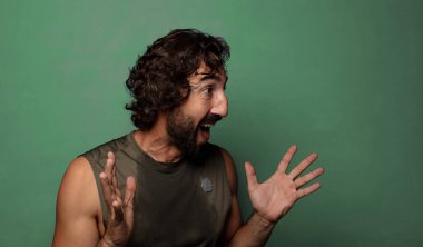 Genç, sakallı bir adam. fitness konsepti