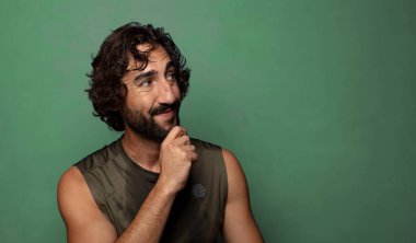 Genç, sakallı bir adam. fitness konsepti