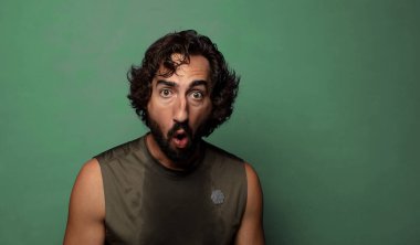 Genç, sakallı bir adam. fitness konsepti