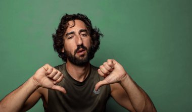 Genç, sakallı bir adam. fitness konsepti