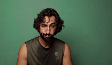 Genç, sakallı bir adam. fitness konsepti