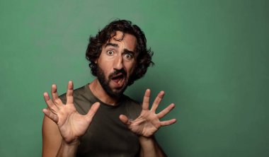 Genç, sakallı bir adam. fitness konsepti