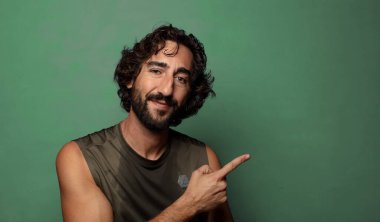 Genç, sakallı bir adam. fitness konsepti