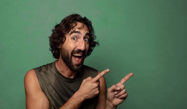 Genç, sakallı bir adam. fitness konsepti