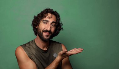 Genç, sakallı bir adam. fitness konsepti