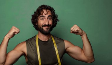 Genç, sakallı bir adam. fitness ve diyet konsepti