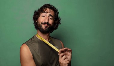 Genç, sakallı bir adam. fitness ve diyet konsepti