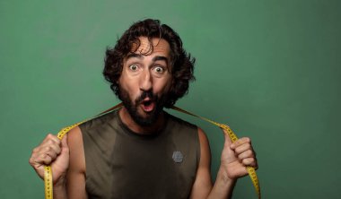 Genç, sakallı bir adam. fitness ve diyet konsepti