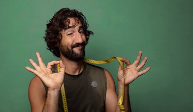 Genç, sakallı bir adam. fitness ve diyet konsepti