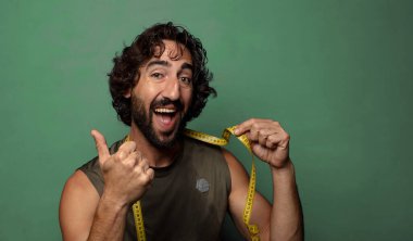 Genç, sakallı bir adam. fitness ve diyet konsepti