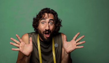 Genç, sakallı bir adam. fitness ve diyet konsepti