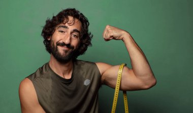 Genç, sakallı bir adam. fitness ve diyet konsepti