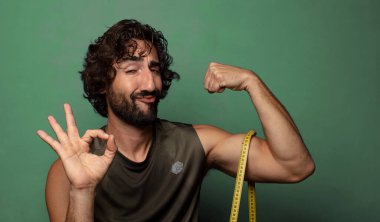 Genç, sakallı bir adam. fitness ve diyet konsepti