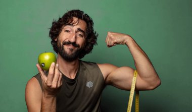 Genç, sakallı bir adam. fitness ve diyet konsepti