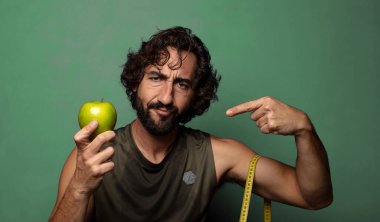 Genç, sakallı bir adam. fitness ve diyet konsepti