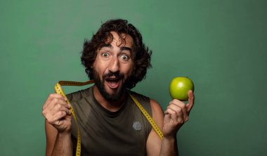 Genç, sakallı bir adam. fitness ve diyet konsepti