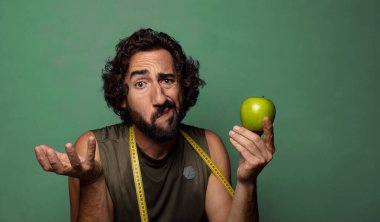 Genç, sakallı bir adam. fitness ve diyet konsepti