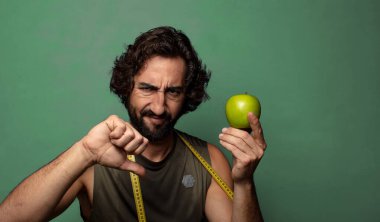 Genç, sakallı bir adam. fitness ve diyet konsepti