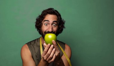 Genç, sakallı bir adam. fitness ve diyet konsepti