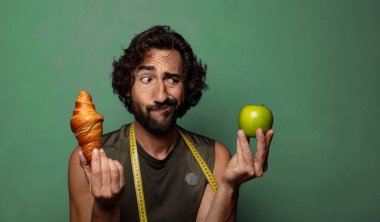 Genç, sakallı bir adam. fitness ve diyet konsepti