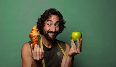 Genç, sakallı bir adam. fitness ve diyet konsepti