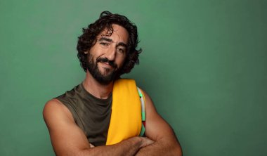 Havlusu olan genç, sakallı bir adam. fitness konsepti