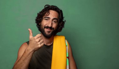 Havlusu olan genç, sakallı bir adam. fitness konsepti